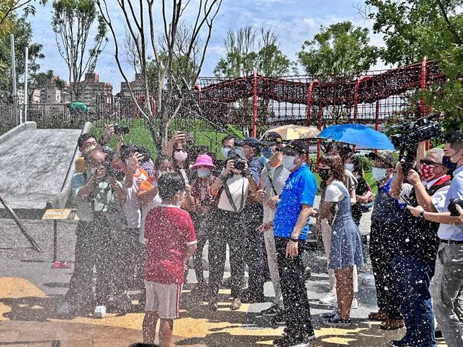 新北市长侯友宜今天出席主持启用仪式，也和现场玩水的小朋友开心互动，气氛十分欢乐。（李奇叡摄）