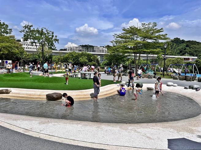 不少家长假日喜爱带着小孩前往游乐场游玩，位于新北市新店区的阳光运动园区是首选之一。（李奇叡摄）