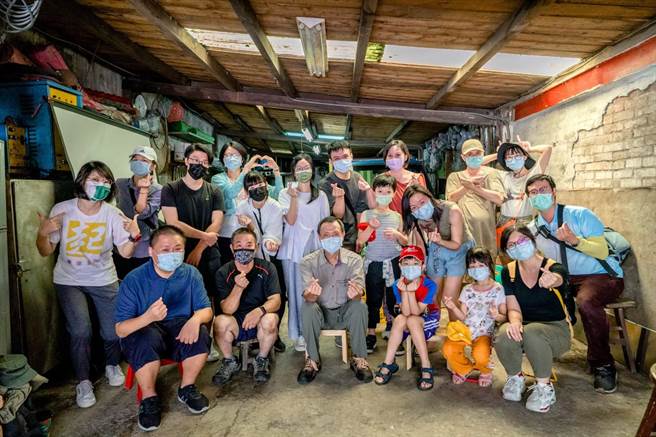 廖珮璇等人將地方民眾老屋重整，化身為「水返腳街道博物館」，辦理展覽、工作坊、導覽與讀書會等共學活動，吸引老中青三代參與。（文化局提供）