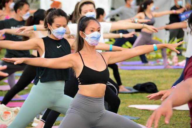 台东县政府办理「自然醒慢活祭」，近百位民眾18日在加路兰海边迎着晨曦做瑜珈，舒展筋骨，放松大脑。（庄哲权摄）