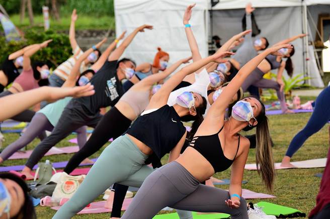 台东县政府办理「自然醒慢活祭」，近百位民眾18日在加路兰海边迎着晨曦做瑜珈，舒展筋骨，放松大脑。（庄哲权摄）