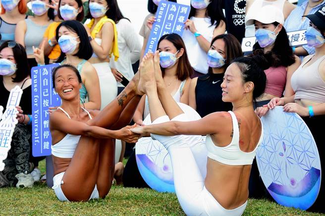 台东县政府办理「自然醒慢活祭」，近百位民眾18日在加路兰海边迎着晨曦做瑜珈，舒展筋骨，放松大脑。（庄哲权摄）