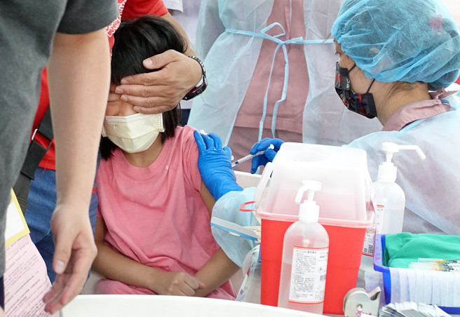 北市万华区西门国小18日接种莫德纳与BNT儿童疫苗，不少学童们神情自若地接受施打，还有小朋友和同侪们有说有笑。（姚志平摄）