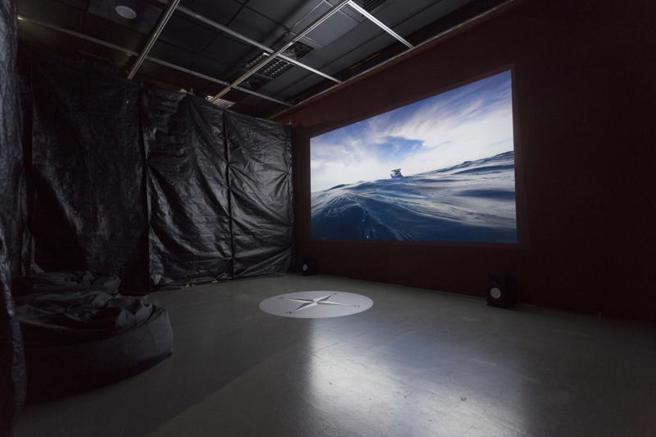 艺术家许进源个展「宅内」于台北当代艺术馆展出，展出录像作品「76号公路」，以一根木头代表阿嬷，记录木头从台南平安港出发穿越台湾海峡，直抵澎湖，象徵对阿嬷的思念。（图/ 中央社）
