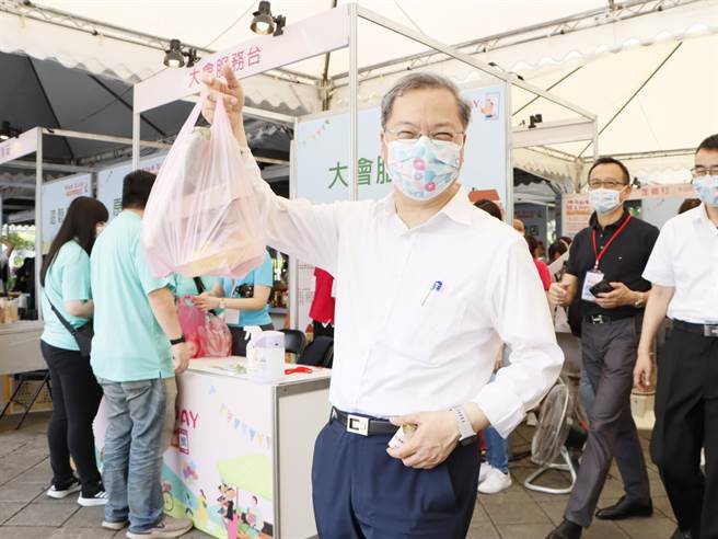 国发会主委龚明鑫以实际行动支持地方创生，与地方创生摊商互动，并支持地方特色伴手礼。(国发会提供)