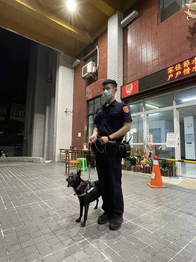 嘿咪晚上都会守在门口「值勤」。（翻摄照片／高雄洪靖宜传真）