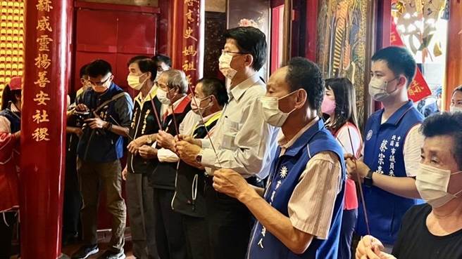 國民黨台南市議員謝龍介挑戰台南市長寶座，啟動「百廟祈福」，18日進入第2天行程，下午首站回到故鄉新市區，在永安宮前發表政見。(劉秀芬攝)