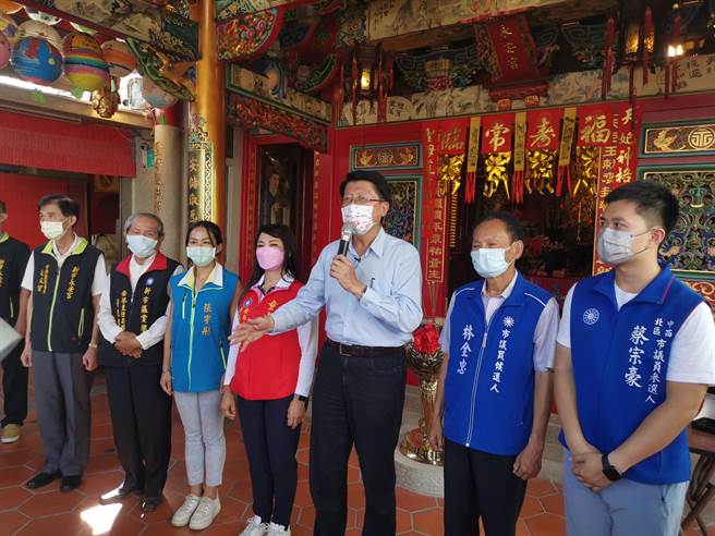 國民黨台南市議員謝龍介挑戰台南市長寶座，啟動「百廟祈福」，18日進入第2天行程，下午首站回到故鄉新市區，在永安宮前發表政見。(劉秀芬攝)