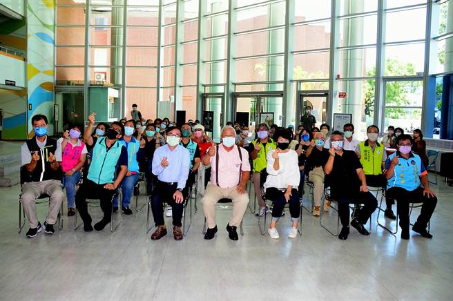 台东县大自然油画协会联展今天举行开幕仪式，共展出145幅作品。（庄哲权摄）