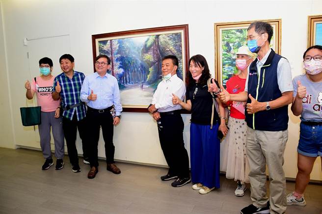 台东县大自然油画协会联展今天举行开幕仪式，共展出145幅作品。（庄哲权摄）