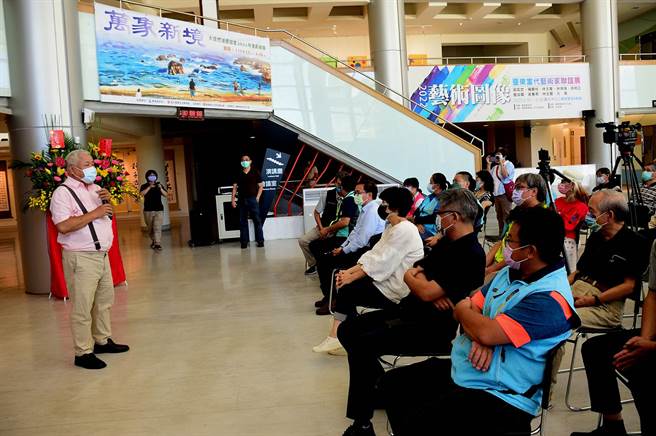 台东县大自然油画协会联展今天举行开幕仪式，共展出145幅作品。（庄哲权摄）