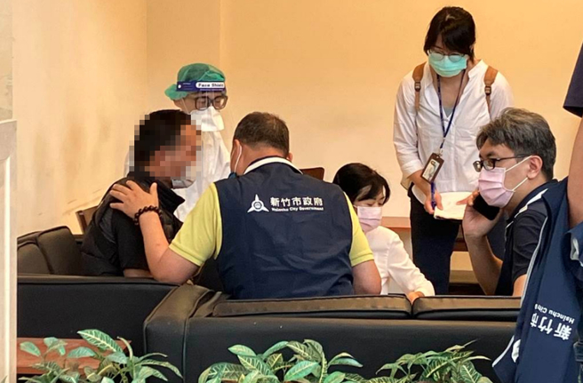 陈姓屋主（左）连日忍着悲痛，处理亲人后事。资料照。（王惠慧摄）