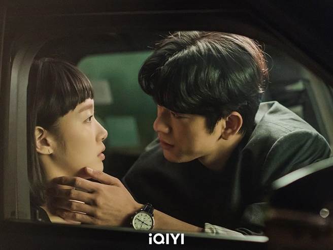金高銀和朴珍榮車上火辣舌吻。（愛奇藝國際站提供）