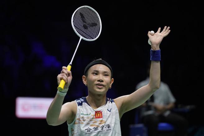戴资颖鏖战3局逆转击败大陆陈雨菲，挺进印尼公开赛女单决赛后向观眾挥手致意。（美联社）