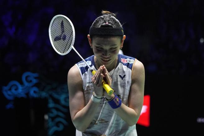 戴资颖鏖战3局逆转击败大陆陈雨菲，挺进印尼公开赛女单决赛后以招牌动作感谢观眾。（美联社）