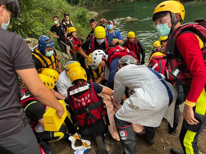 新北又有钓客被溪流冲走，目前钓客已被拉上岸，呈现OHCA状态。（新北消防局提供／李奇叡新北传真）
