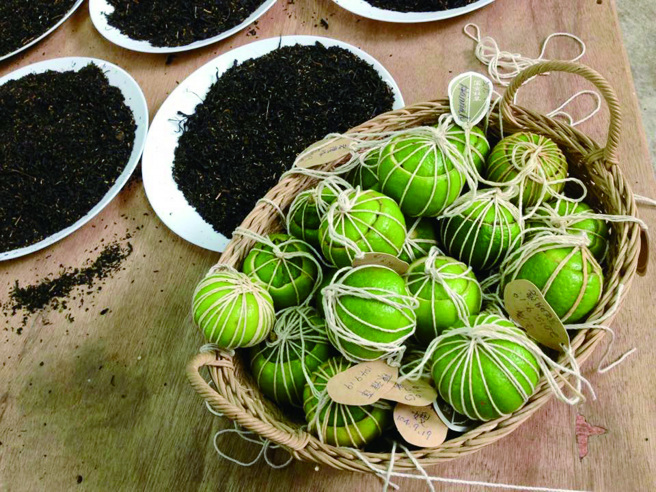 茶园提供客家柠檬酸柑茶体验，将虎头柑挖空填入茶叶，歷经九蒸九晒加工后制成。(图/花莲趣)