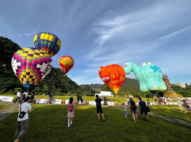 桃園市石門水庫熱氣球嘉年華今日登場，會場有來自英國和巴西的萌版恐龍熱氣球，吸引民眾拍照打卡，也有供民眾繫留體驗的熱氣球。（觀光旅遊局提供／蔡明亘桃園傳真）
