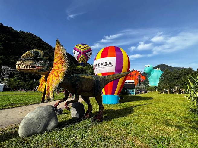 今年桃園石門水庫熱氣球嘉年華將現場打造成史前侏羅紀公園，除熱氣球外還有4隻巨型仿真恐龍展品。（觀光旅遊局提供／蔡明亘桃園傳真）