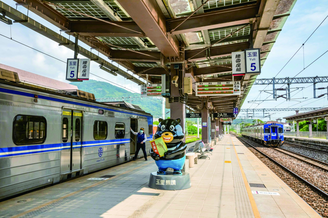 玉里车站月臺上，「玉里熊讚」公仔欢迎旅人来访。(图/花莲趣)