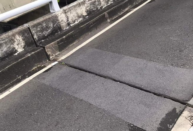 網友騎車時手機噴飛到路上，用定位確定手機在某路段，卻在現場怎麼都找不到，照片曝光後，其他網友則眼尖發現原來白色的手機與白線「融為一體」。（翻攝自臉書「爆廢公社」）