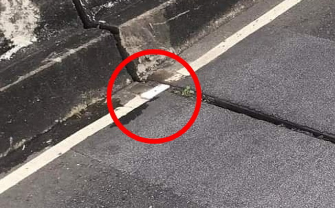 網友騎車時手機噴飛到路上，用定位確定手機在某路段，卻在現場怎麼都找不到，照片曝光後，其他網友則眼尖發現原來白色的手機與白線「融為一體」。（翻攝自臉書「爆廢公社」）