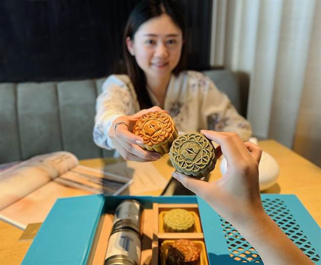 端午才刚过数周，香格里拉台南远东国际大饭店今年提前推出秋节月饼。（香格里拉台南远东国际大饭店提供／程炳璋台南传真）