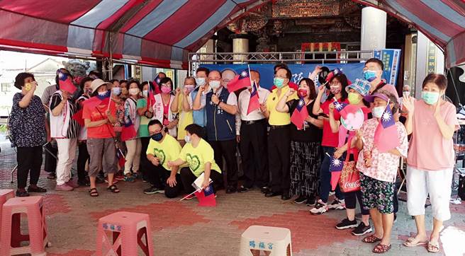 宣布参选高雄市长的国民党中央委员孙健萍今天下午到茄萣区举办「高富美城市咖啡会」，会后支持民眾呼喊孙健萍冻选并合影。（林雅惠摄）