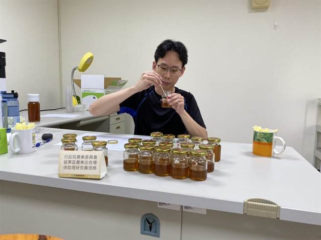 嘉义县第2届龙眼蜂蜜品质评鑑，评审在各自工作场所以线上评鑑方式办理。（嘉义县农会提供／张亦惠嘉县传真）