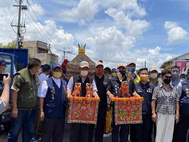嘉義縣新港奉天宮媽祖2016年分靈到東沙太平島，18日回鑾新港奉天宮，地方人士到場迎接。（張亦惠攝）