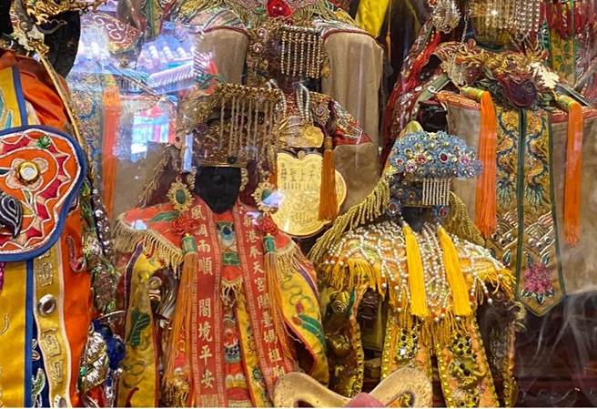 嘉義縣新港奉天宮媽祖2016年分靈到東沙太平島，18日由高雄一港口媽祖（藍帽）陪同，回鑾新港奉天宮。（張亦惠攝）