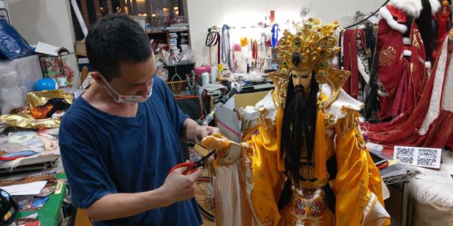 三昧堂副团长王文志打造全新设计的城隍爷精工戏偶，将在嘉县鹿草乡中寮安溪城隍庙首次演出。（张亦惠摄）