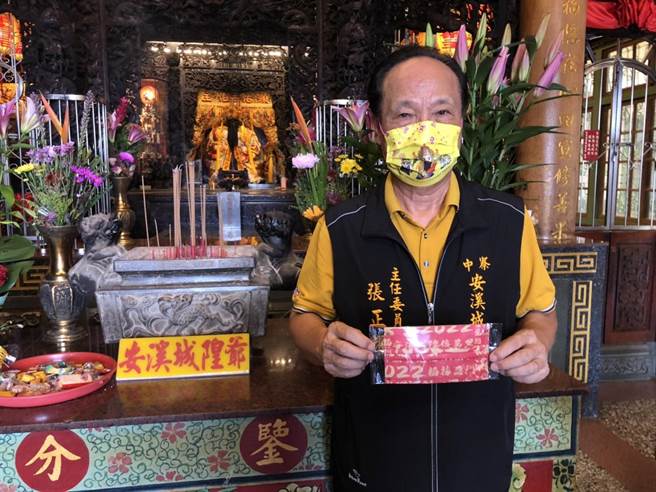 嘉义县鹿草乡中寮安溪城隍爷庙今年为信眾准备1万个城隍爷防疫口罩，图为中寮安溪城隍庙主委张正耀。（张亦惠摄）