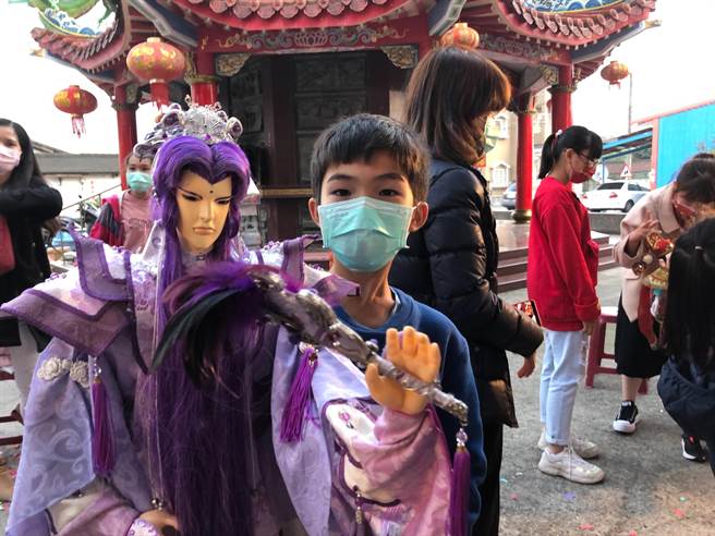 三昧堂的精工戏偶受到大小朋友的喜爱。（三昧堂提供／张亦惠嘉县传真）