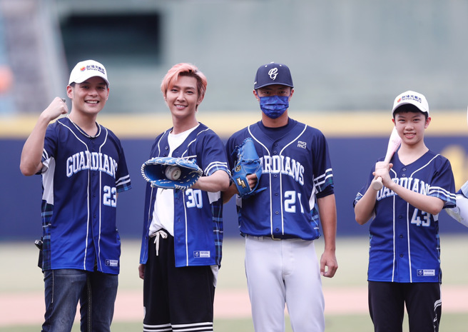 炎亞綸（左二）、鄭樸璿（右）為富邦悍將開球。（陳怡誠攝）