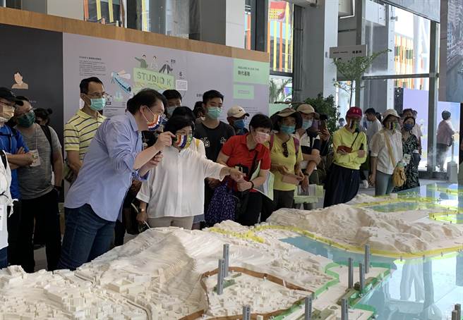 陈慧玲参访2022基隆城市博览会，与基隆市长林右昌交流海屿城市转型治理经验。（陈慧玲提供）