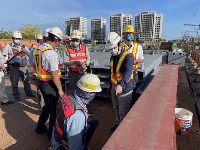 铁道局长伍胜园(右二蓝衣者)下午南下勘查。(铁道局南工处提供／曹婷婷台南传真)