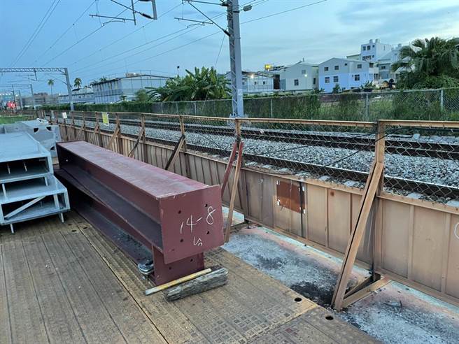 铁道局要求C214标全面停工，重新检视工地材料堆置、吊挂作业等，确认符合规定后，才能復工。(铁道局南工处提供／曹婷婷台南传真)