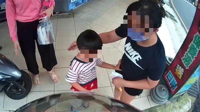 杨梅5岁男童在路边吃糖时不慎噎到，所幸员警和热心路人协助救援，将其从鬼门关前救回来。（杨梅分局提供／蔡明亘桃园传真）