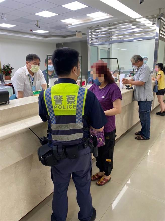 杨梅李姓妇人遇到投资诈骗，多年积蓄差点被骗光。（杨梅分局提供／蔡明亘桃园传真）