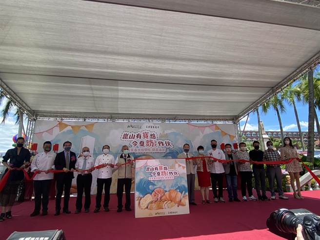 崑山科大携手吴宝春(中)成立全台第1间「吴宝春烘焙学院」实体门市。(曹婷婷摄)