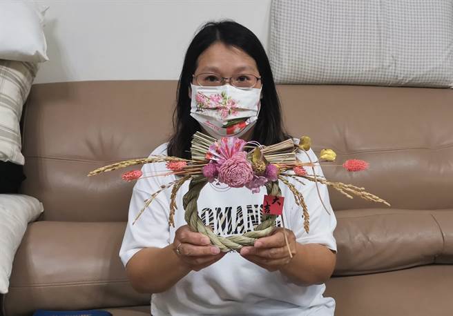 台南麻豆手作达人林家妤以不凋花结合稻草注连绳制成祈福饰品。（刘秀芬摄）