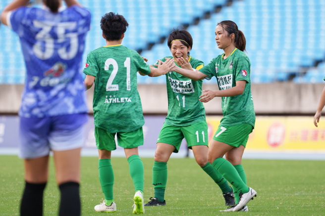 高雄阳信队长若林美里（右二）率先攻破桃园战神大门，与送出传球的松于庭（右三）、队友梁凯柔击掌庆祝。（中华足协提供）