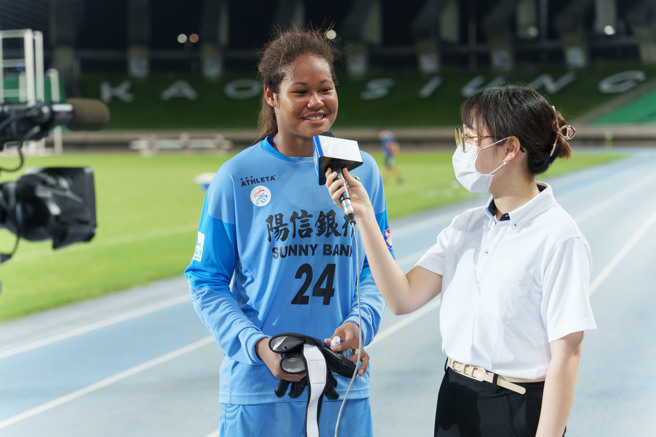 高苑工商门将王若萍（左）今夏才要升上高二，18日代表高雄阳信上演个人木兰联赛处女秀后，于赛后接受转播访问。（中华足协提供）