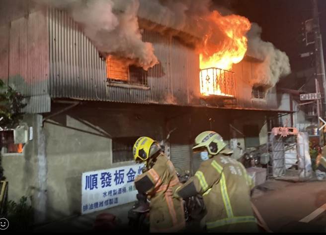 歸仁區中山路一段晚間傳出民宅火警，屋內吳姓男子自行從2樓跳下逃生。（台南市消防局提供／曹婷婷台南傳真）