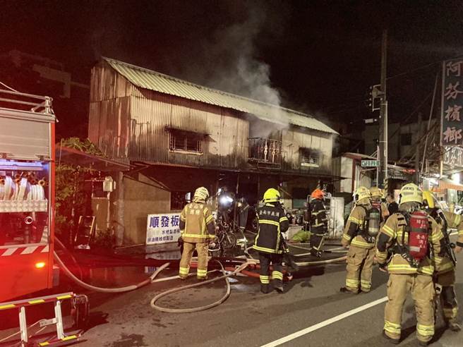 歸仁區中山路一段晚間傳出民宅火警，屋內吳姓男子自行從2樓跳下逃生。（台南市消防局提供／曹婷婷台南傳真）