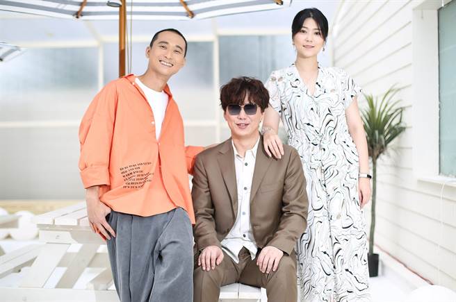 浩子（左起）、萧煌奇、曹雅雯3人主持《上奅台湾歌2.0经典传奇》，都靠「眼神」培养默契。（陈俊吉摄）