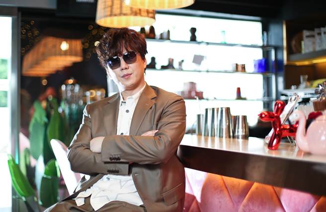 今年再度入围台语男歌手的萧煌奇，幽默表示入手第5座金曲歌王就要开「五金行」。（陈俊吉摄）