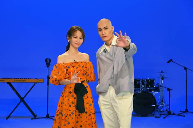 金曲獎星光大道主持人黃宣及陳明珠。（台視提供）