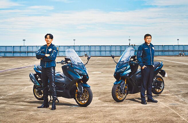 台湾山叶与星宇航空跨界合作，星宇董事长张国炜（右）亲自为山叶重机TMAX拍摄广告片，与金马影帝张震（左）同台尬车。图／业者提供